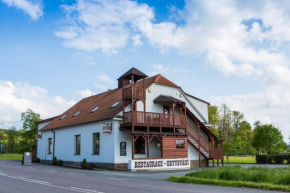 Отель Penzion Country Steak Restaurant  Ланшкроун